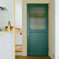 サイズやガラス、色にこだわったドアは玄関からLDKに通じる