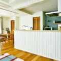 白い板張りがポイントになっている、北欧のカフェ風を思わせるキッチン。ブルーグレーの壁色がアクセントに